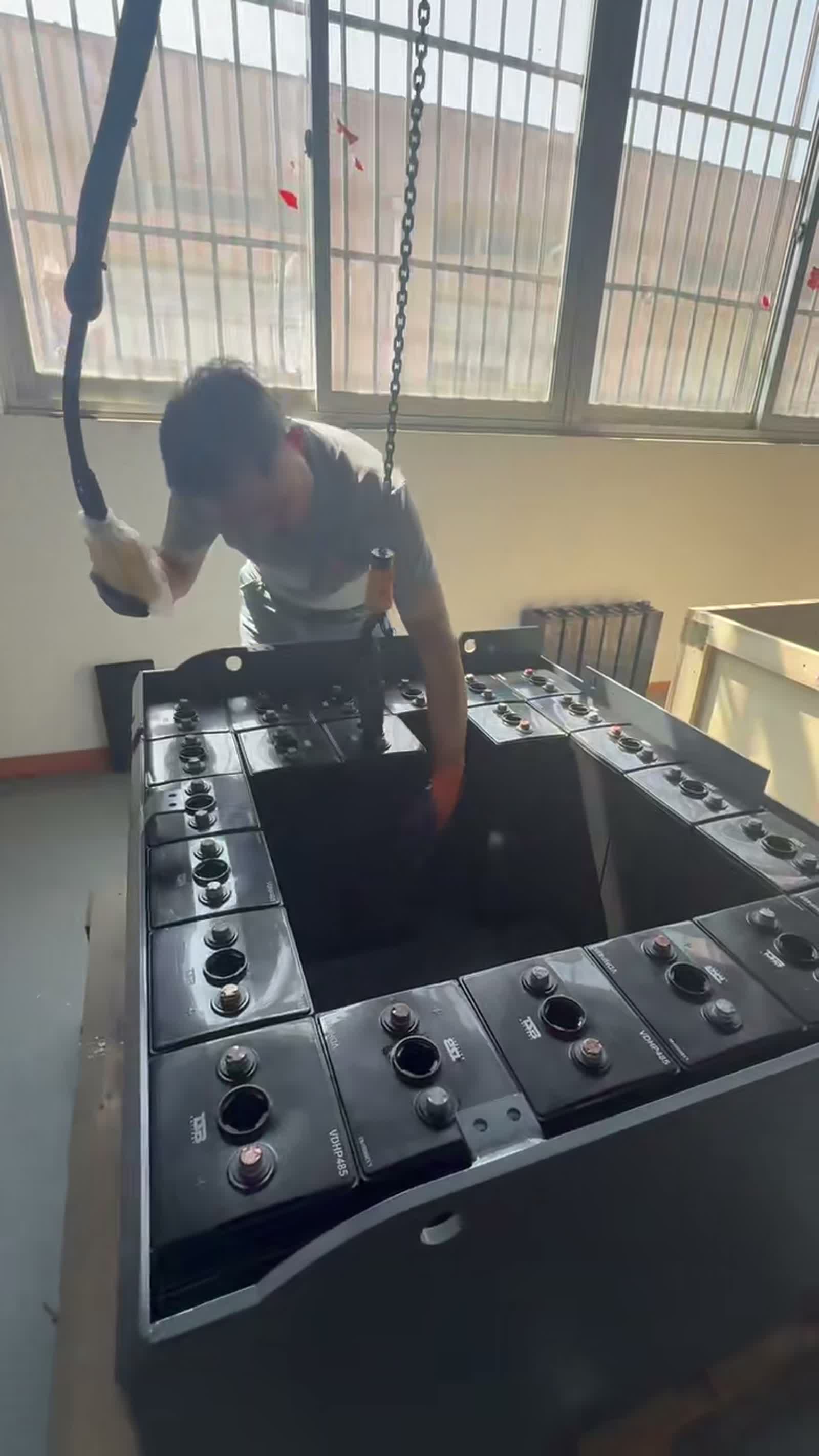 电池组装作业